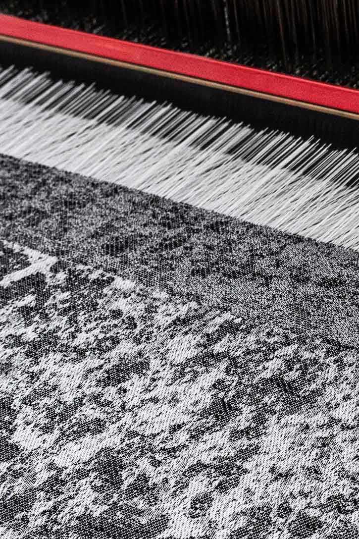 Tessuto jacquard LICHENI® bianco e nero in lavorazione sul telaio